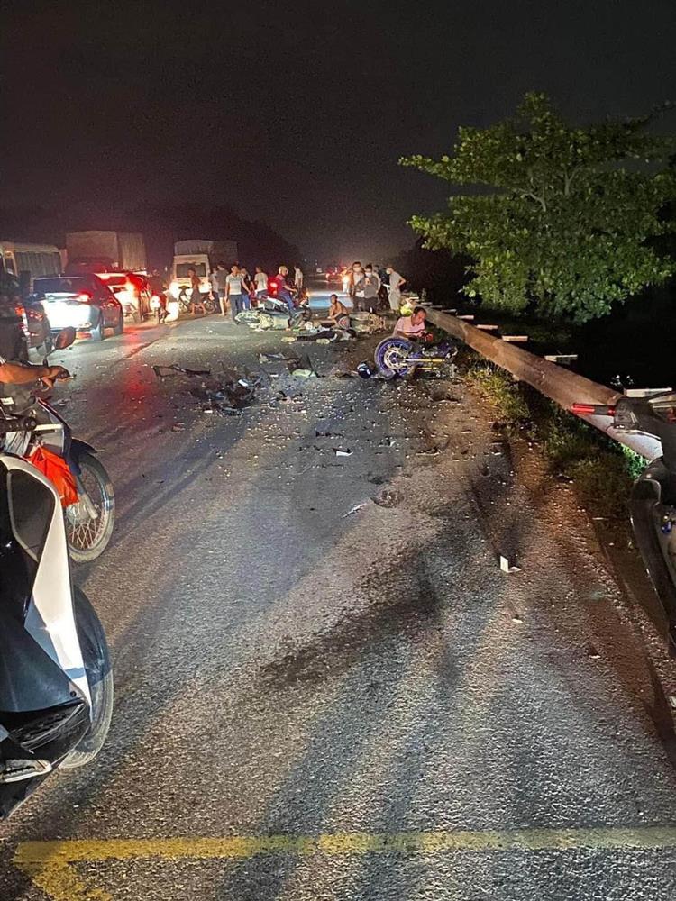 Ám ảnh hiện trường vụ tai nạn khiến 2 người chết: Môtô phân khối lớn tan nát, mảnh vụn văng khắp nơi-1