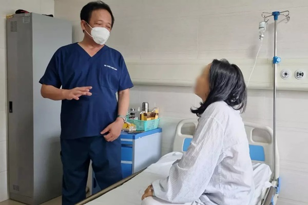 Nữ sinh 12 tuổi không thể đi lại vì vòng một to không tưởng-1