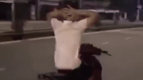 Truy tìm nam thanh niên không đội mũ bảo hiểm, buông 2 tay khi lái xe-1