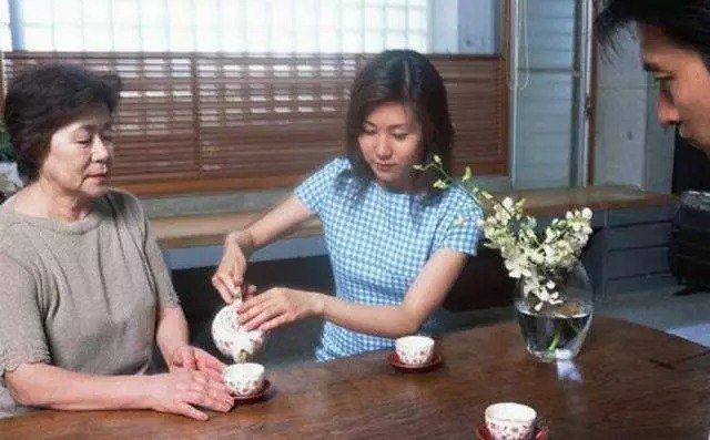 Đổi đời từ osin thành con dâu, tân hôn nồng nàn xong tôi bủn rủn thấy một thứ-1