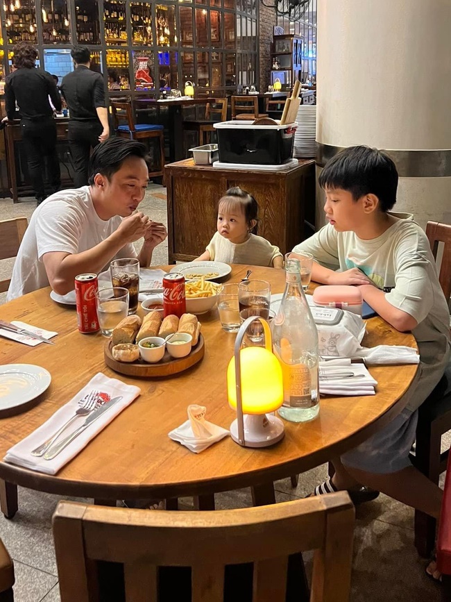 Cường Đô La đăng clip khoe 2 con nô đùa: Chỉ vài giây mà lộ luôn cách dạy con khéo léo-1