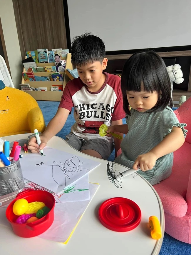 Cường Đô La đăng clip khoe 2 con nô đùa: Chỉ vài giây mà lộ luôn cách dạy con khéo léo-2