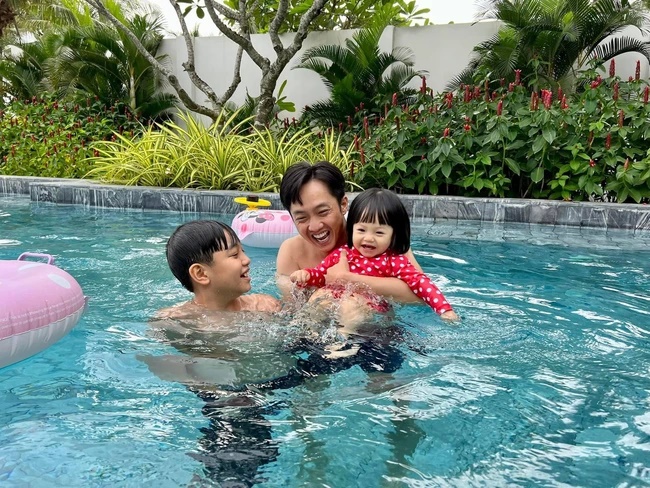 Cường Đô La đăng clip khoe 2 con nô đùa: Chỉ vài giây mà lộ luôn cách dạy con khéo léo-3