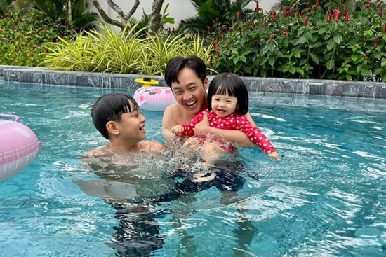 Cường Đô La đăng clip khoe 2 con nô đùa: Chỉ vài giây mà lộ luôn cách dạy con khéo léo