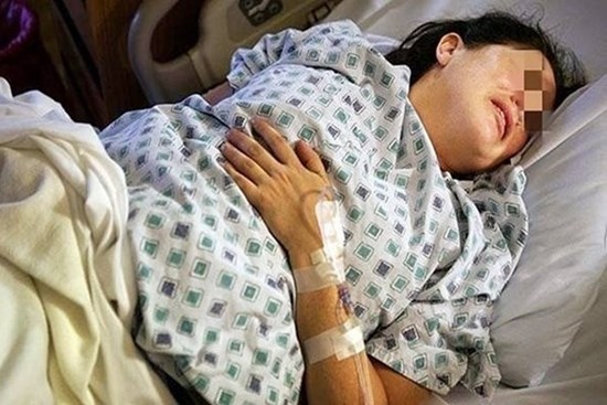 Trước khi vào phòng sinh, sản phụ dúi vào tay bác sĩ một mảnh giấy nhỏ, đọc rồi ai cũng thấy xót xa