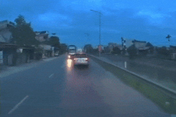 Ô tô mất lái lao từ tầng 3 showroom xuống quầy lễ tân đè trúng 2 nữ nhân viên-1