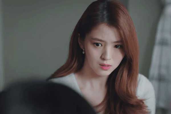 Bố mẹ qua đời tôi hi sinh cả tuổi thanh xuân để nuôi em trai, đến khi em lấy vợ, nhìn thấy cô dâu mà tôi suýt ngất-1