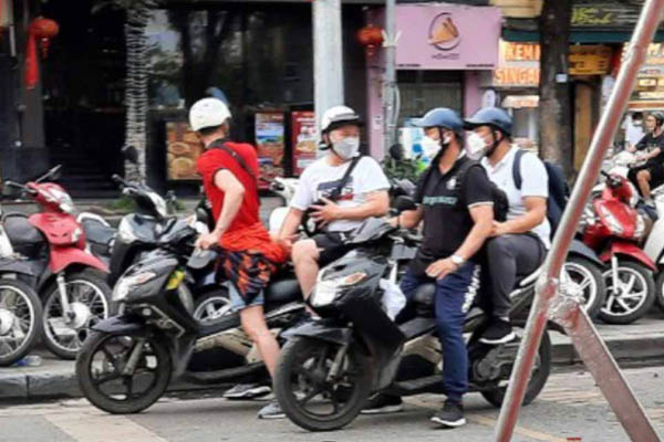 Thanh niên đe dọa, phá khóa trộm xe máy trước mặt nhiều người-1