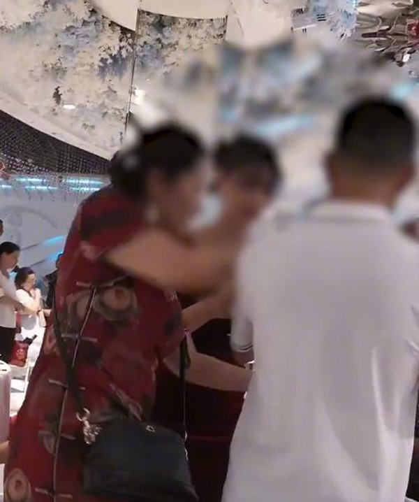 Bị ép uống rượu giao bôi với bố chồng trong ngày cưới, cô dâu có thái độ khiến dân mạng khen ngợi-2