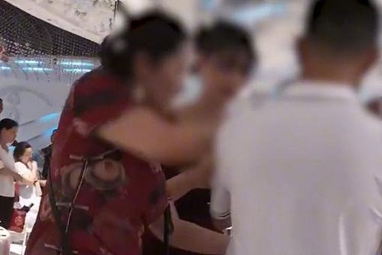 Bị ép uống rượu giao bôi với bố chồng trong ngày cưới, cô dâu có thái độ khiến dân mạng khen ngợi