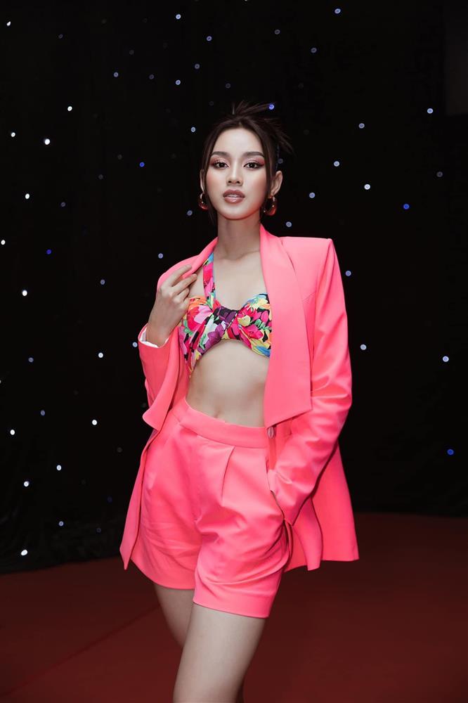 Đỗ Thị Hà, Thuỳ Tiên và dàn hậu khoe dáng nóng bỏng khi mặc áo blazer với nội y-1