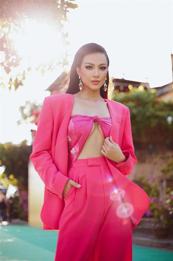 Đỗ Thị Hà, Thuỳ Tiên và dàn hậu khoe dáng nóng bỏng khi mặc áo blazer với nội y-10