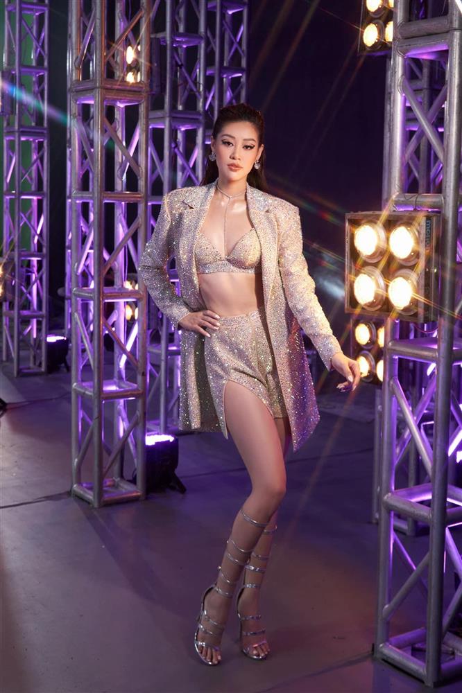 Đỗ Thị Hà, Thuỳ Tiên và dàn hậu khoe dáng nóng bỏng khi mặc áo blazer với nội y-9