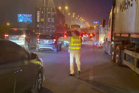 Hà Nội: Nam thanh niên điều khiển xe máy tử vong sau khi tự đâm vào thành cầu Thanh Trì