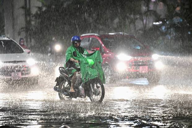 Nhiều tuyến phố ở Hà Nội ngập sâu, nước tràn vào nhà dân sau cơn mưa lớn kéo dài-1