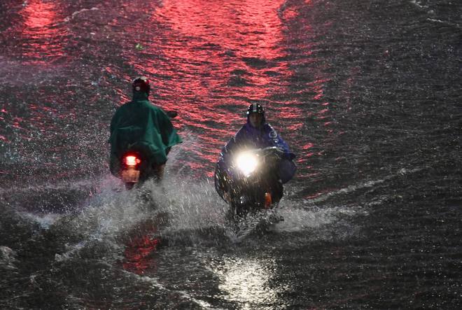 Nhiều tuyến phố ở Hà Nội ngập sâu, nước tràn vào nhà dân sau cơn mưa lớn kéo dài-2