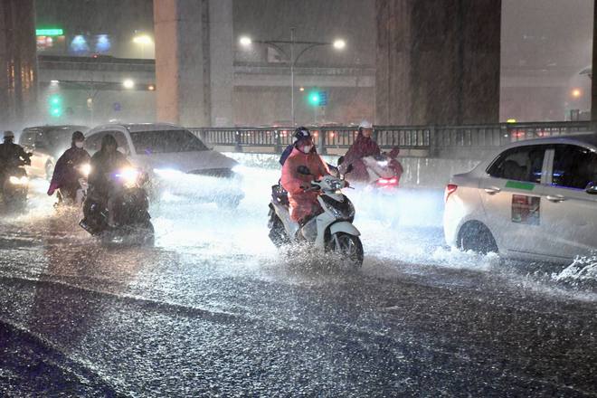 Nhiều tuyến phố ở Hà Nội ngập sâu, nước tràn vào nhà dân sau cơn mưa lớn kéo dài-4