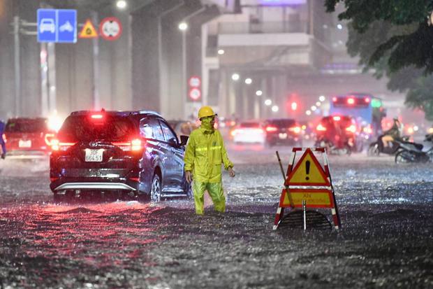 Nhiều tuyến phố ở Hà Nội ngập sâu, nước tràn vào nhà dân sau cơn mưa lớn kéo dài-10