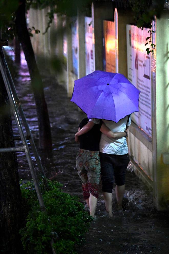 Nhiều tuyến phố ở Hà Nội ngập sâu, nước tràn vào nhà dân sau cơn mưa lớn kéo dài-12