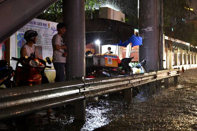 Nhiều tuyến phố ở Hà Nội ngập sâu, nước tràn vào nhà dân sau cơn mưa lớn kéo dài-13