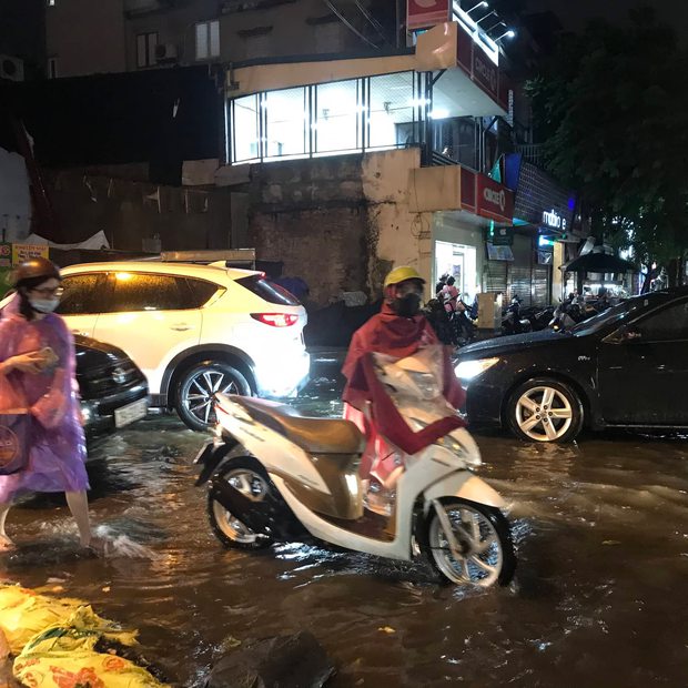 Nhiều tuyến phố ở Hà Nội ngập sâu, nước tràn vào nhà dân sau cơn mưa lớn kéo dài-14