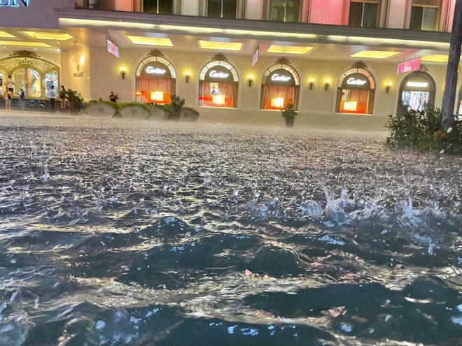 Nhiều tuyến phố ở Hà Nội ngập sâu, nước tràn vào nhà dân sau cơn mưa lớn kéo dài-15