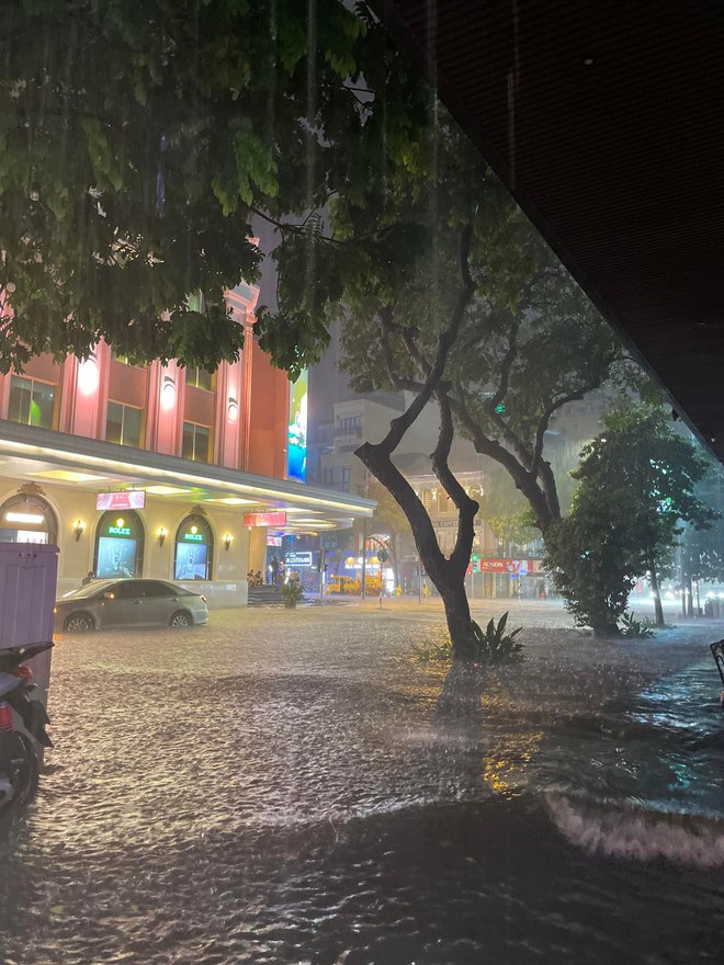 Nhiều tuyến phố ở Hà Nội ngập sâu, nước tràn vào nhà dân sau cơn mưa lớn kéo dài-16