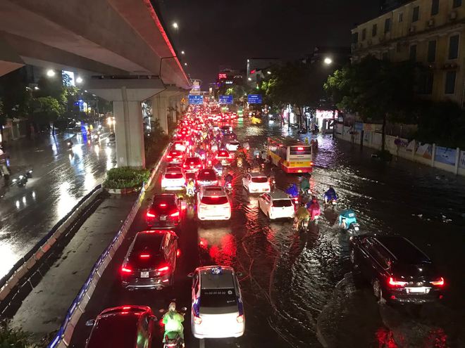 Nhiều tuyến phố ở Hà Nội ngập sâu, nước tràn vào nhà dân sau cơn mưa lớn kéo dài-5