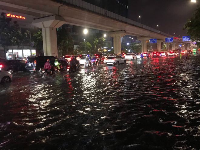 Nhiều tuyến phố ở Hà Nội ngập sâu, nước tràn vào nhà dân sau cơn mưa lớn kéo dài-6