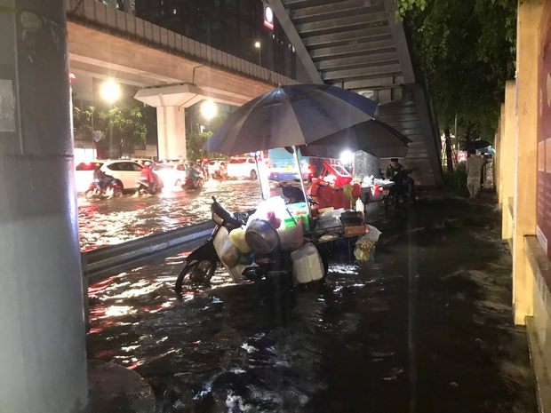Nhiều tuyến phố ở Hà Nội ngập sâu, nước tràn vào nhà dân sau cơn mưa lớn kéo dài-8