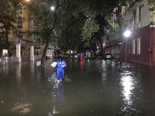 Nhiều tuyến phố ở Hà Nội ngập sâu, nước tràn vào nhà dân sau cơn mưa lớn kéo dài-9