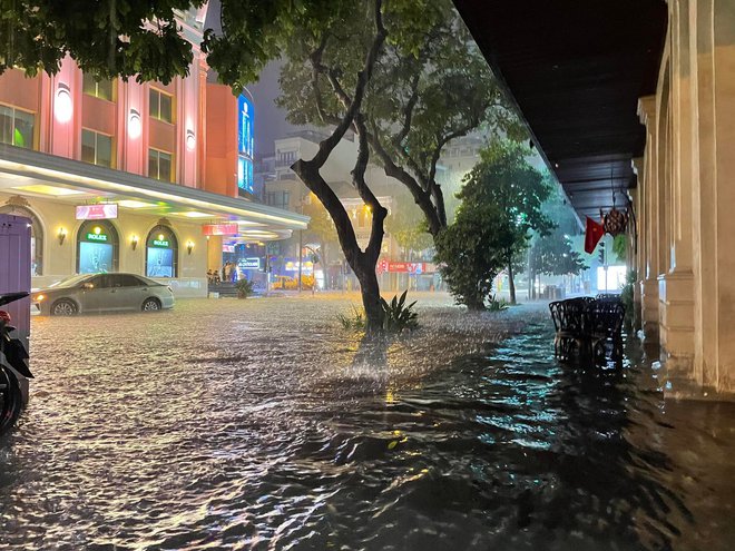 Nhiều tuyến phố ở Hà Nội ngập sâu, nước tràn vào nhà dân sau cơn mưa lớn kéo dài-17