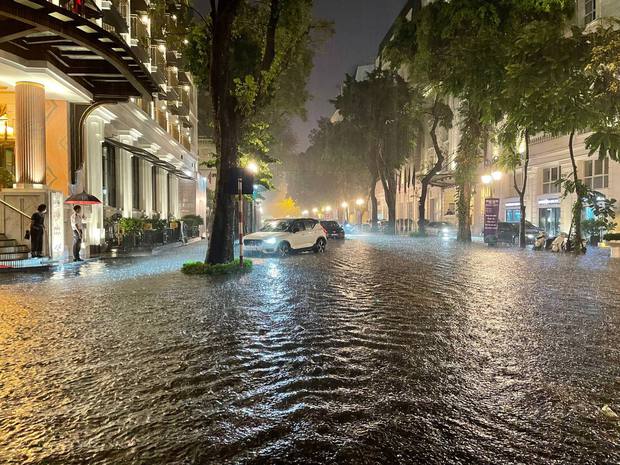 Nhiều tuyến phố ở Hà Nội ngập sâu, nước tràn vào nhà dân sau cơn mưa lớn kéo dài-18