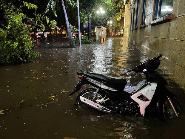 Nhiều tuyến phố ở Hà Nội ngập sâu, nước tràn vào nhà dân sau cơn mưa lớn kéo dài-19