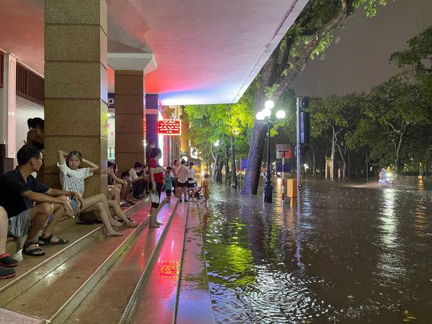 Nhiều tuyến phố ở Hà Nội ngập sâu, nước tràn vào nhà dân sau cơn mưa lớn kéo dài-20