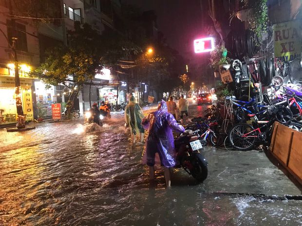 Nhiều tuyến phố ở Hà Nội ngập sâu, nước tràn vào nhà dân sau cơn mưa lớn kéo dài-21