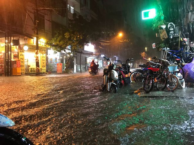Nhiều tuyến phố ở Hà Nội ngập sâu, nước tràn vào nhà dân sau cơn mưa lớn kéo dài-22