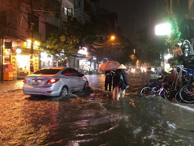 Nhiều tuyến phố ở Hà Nội ngập sâu, nước tràn vào nhà dân sau cơn mưa lớn kéo dài-23
