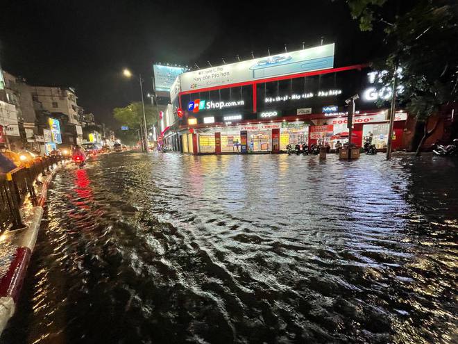 Nhiều tuyến phố ở Hà Nội ngập sâu, nước tràn vào nhà dân sau cơn mưa lớn kéo dài-26