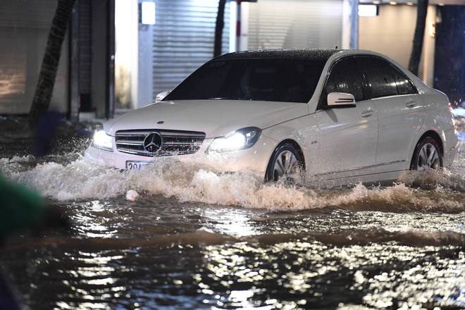 Nhiều tuyến phố ở Hà Nội ngập sâu, nước tràn vào nhà dân sau cơn mưa lớn kéo dài-27