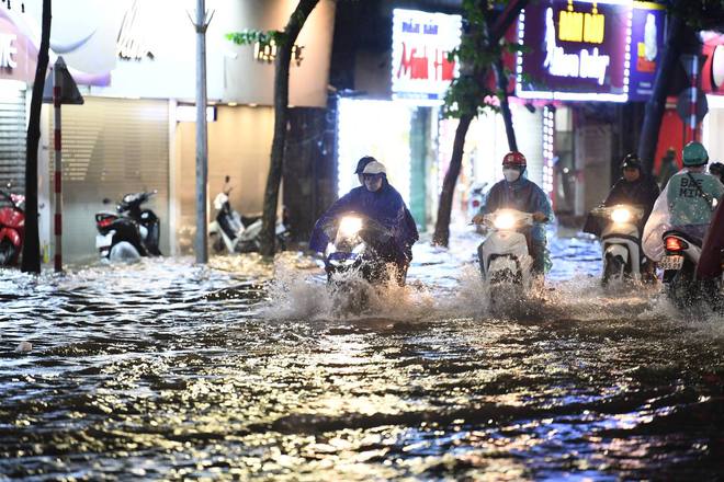 Nhiều tuyến phố ở Hà Nội ngập sâu, nước tràn vào nhà dân sau cơn mưa lớn kéo dài-28