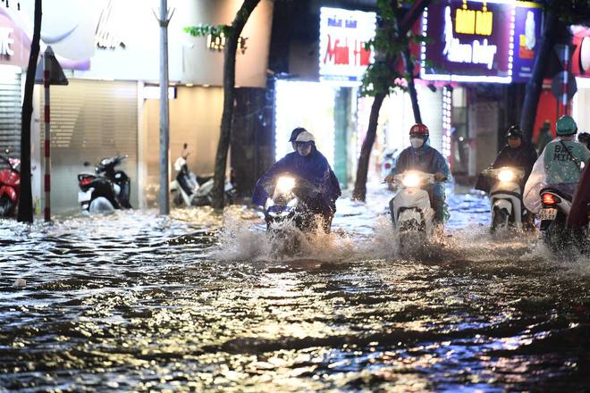 Nhiều tuyến phố ở Hà Nội ngập sâu, nước tràn vào nhà dân sau cơn mưa lớn kéo dài-28
