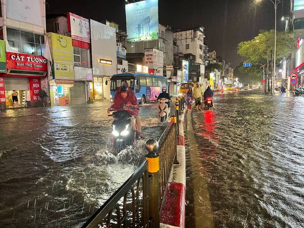 Nhiều tuyến phố ở Hà Nội ngập sâu, nước tràn vào nhà dân sau cơn mưa lớn kéo dài-29