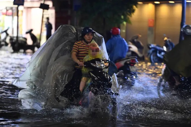 Nhiều tuyến phố ở Hà Nội ngập sâu, nước tràn vào nhà dân sau cơn mưa lớn kéo dài-30