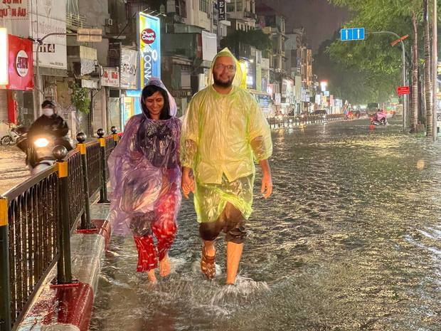 Nhiều tuyến phố ở Hà Nội ngập sâu, nước tràn vào nhà dân sau cơn mưa lớn kéo dài-31