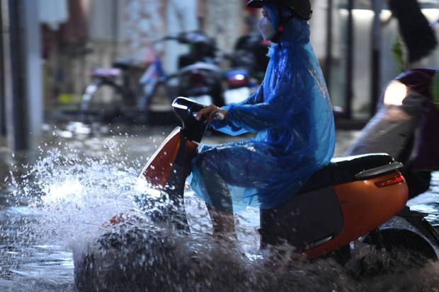 Nhiều tuyến phố ở Hà Nội ngập sâu, nước tràn vào nhà dân sau cơn mưa lớn kéo dài-32