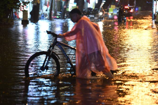 Nhiều tuyến phố ở Hà Nội ngập sâu, nước tràn vào nhà dân sau cơn mưa lớn kéo dài-33