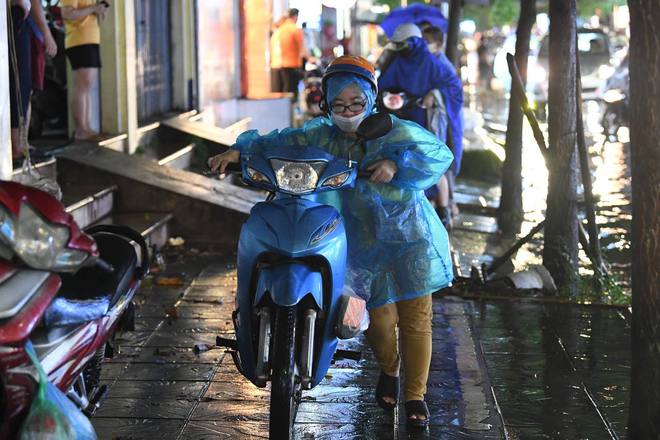 Nhiều tuyến phố ở Hà Nội ngập sâu, nước tràn vào nhà dân sau cơn mưa lớn kéo dài-34