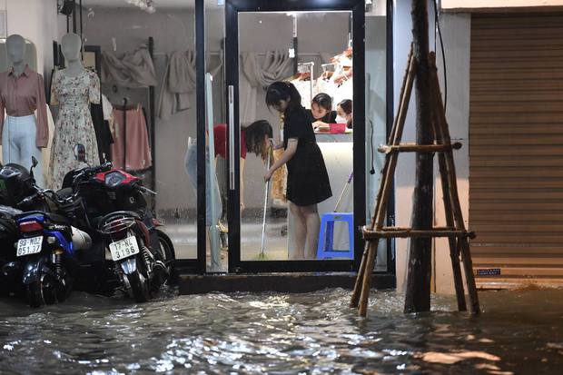Nhiều tuyến phố ở Hà Nội ngập sâu, nước tràn vào nhà dân sau cơn mưa lớn kéo dài-35