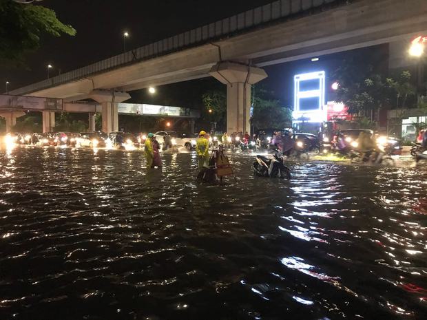 Nhiều tuyến phố ở Hà Nội ngập sâu, nước tràn vào nhà dân sau cơn mưa lớn kéo dài-36